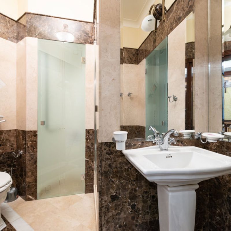 Badezimmer mit Emperador Scuro und Crema Marfil