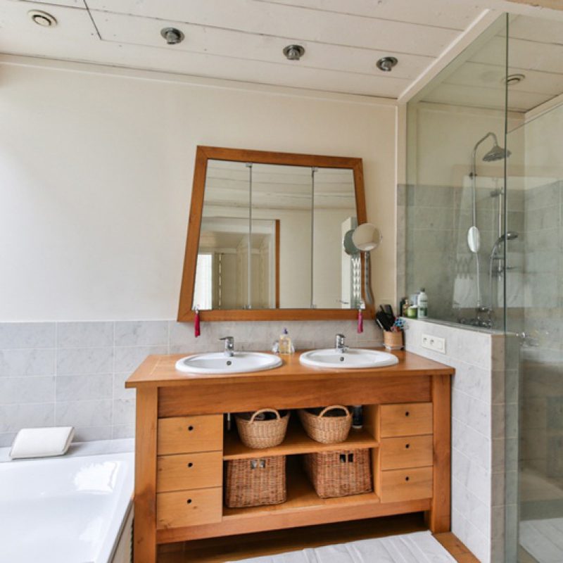 Badezimmer mit Fliesen aus Bianco Carrara Extra